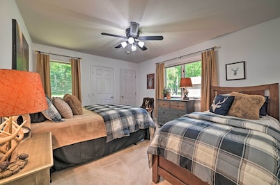 Michigan Golf Course Retreat w/ Gameroom & Hot tub