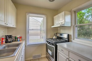 Apartment (4 Bedrooms) | Interior - Lovely Royal Oak Unit < 10 Min to Vibrant Downtown (Royal Oak)