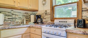 夏勒瓦小屋，附帶露台和烤架，距湖僅幾步之遙