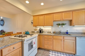 Apartment (2 Bedrooms) | Interior - Bright Condo w/ Community Perks: Near Ski Quechee! (Quechee)