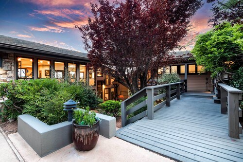Outdoor Entertaining Space: Seonda Mtn-view Home