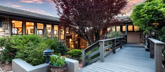 Outdoor Entertaining Space: Seonda Mtn-view Home