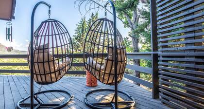 Outdoor Entertaining Space: Seonda Mtn-view Home