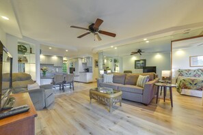TV, books - Maui Vacation Rental w/ Heated Pool Access! (Wailuku)