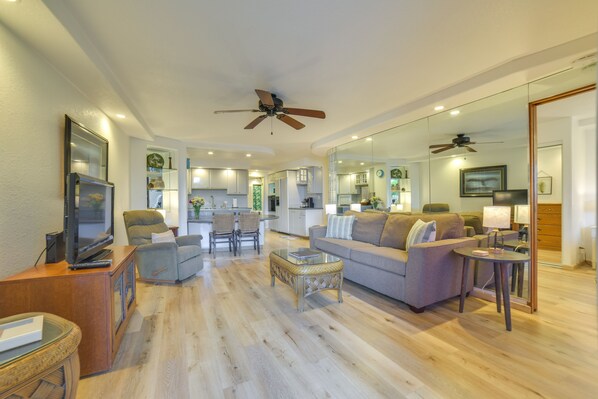 TV, books - Maui Vacation Rental w/ Heated Pool Access! (Wailuku)