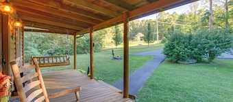 Backyard & Porch: Rural Cosby Log Cabin!