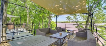 Waterfront Retreat w/ Deck on Lake Eufaula!