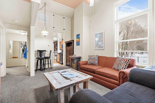 Walk to Water St & River: Quaint Saugatuck Apt