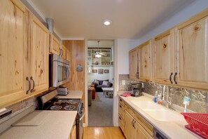 Interior - Walk to Water St & River: Quaint Saugatuck Apt (Saugatuck)