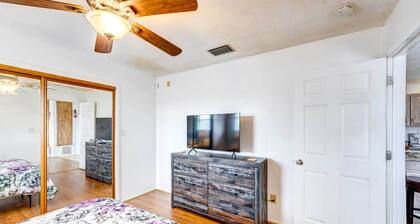 Corpus Christi Extended Stay - 7 Mi to Beach!