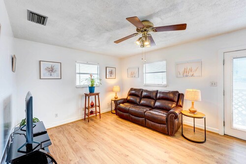 Corpus Christi Extended Stay - 7 Mi to Beach!