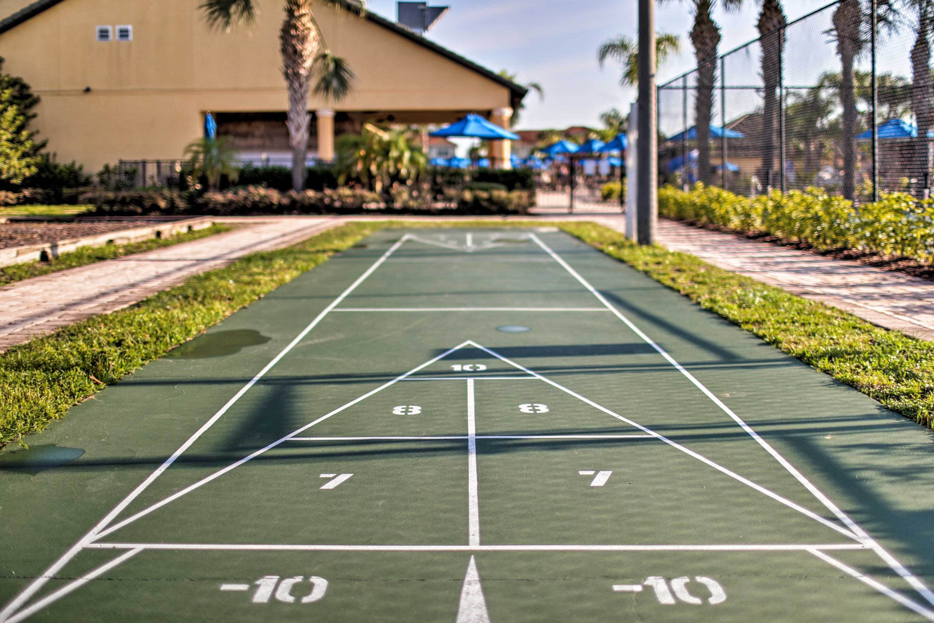 Un terrain de jeu de shuffleboard avec des marquages et des numéros.