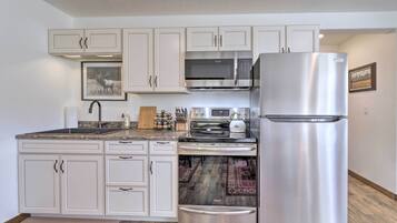 Microwave, oven, stovetop, cookware/dishes/utensils