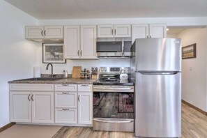 Four Ă micro-ondes, un four, surface de cuisson, vaisselle et ustensiles