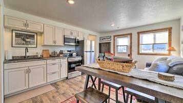 Microwave, oven, stovetop, cookware/dishes/utensils