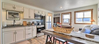 Charming Alpine Apartment w/ Stunning Views!