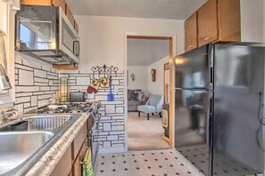 Mikrobølgeovn, ovn, kokeplater og oppvaskmaskin