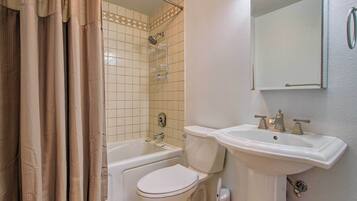 House (3 Bedrooms) | Bathroom | Bathtub