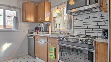 Maison (3 Bedrooms) | Cuisine privée | Four à micro-ondes, un four, surface de cuisson, lave-vaisselle