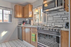 House (3 Bedrooms) | Private kitchen | Microwave, oven, stovetop, dishwasher - Pet-friendly Malta Home Near Hunting Areas! (Malta)