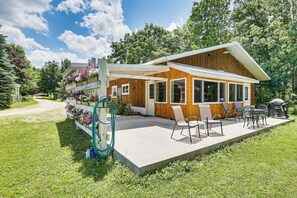 A modern house with a wooden exterior and a covered patio area. - La Crescent Cottage on Minnesota Bluffs w/ View! (Dakota)