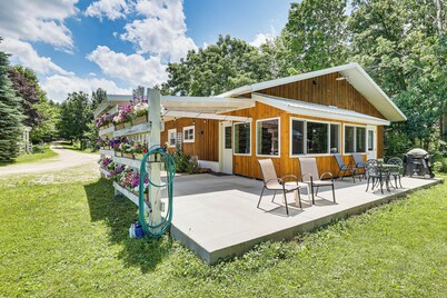 La Crescent Cottage on Minnesota Bluffs w/ View!