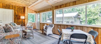 La Crescent Cottage on Minnesota Bluffs w/ View!