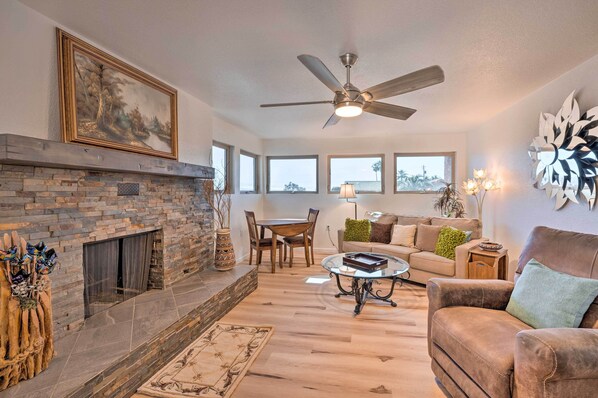 TV, books - Stylish Lake Havasu City Home w/ Yard + Patio (Lake Havasu City)