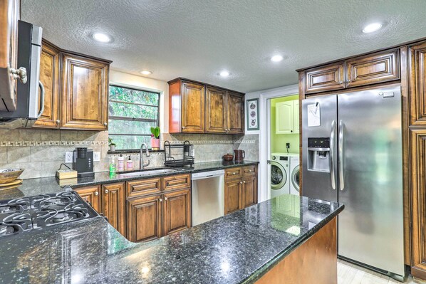 Microwave, oven, stovetop, dishwasher - St Petersburg Escape w/ Fireplace & Patio! (St. Petersburg)