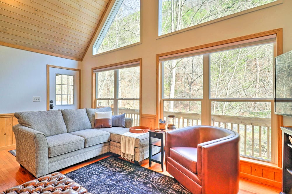 Idyllic Creekside Bryson City Gem w/ Fire Pit!