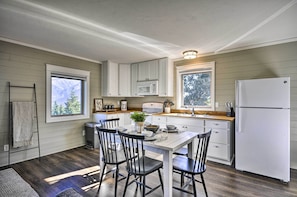 Apartment (0 Bedroom) | Interior - Scenic Studio w/ Loft & View of the Columbia River (Carson)