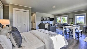 A bedroom with a bed, bedside tables, and a window. - Scenic Studio w/ Loft & View of the Columbia River (Carson)