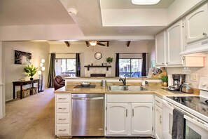 Microwave, oven, stovetop, dishwasher - Pinetop Condo w/ Deck, Grill, 30 Mi to Sunrise Ski (Pinetop)