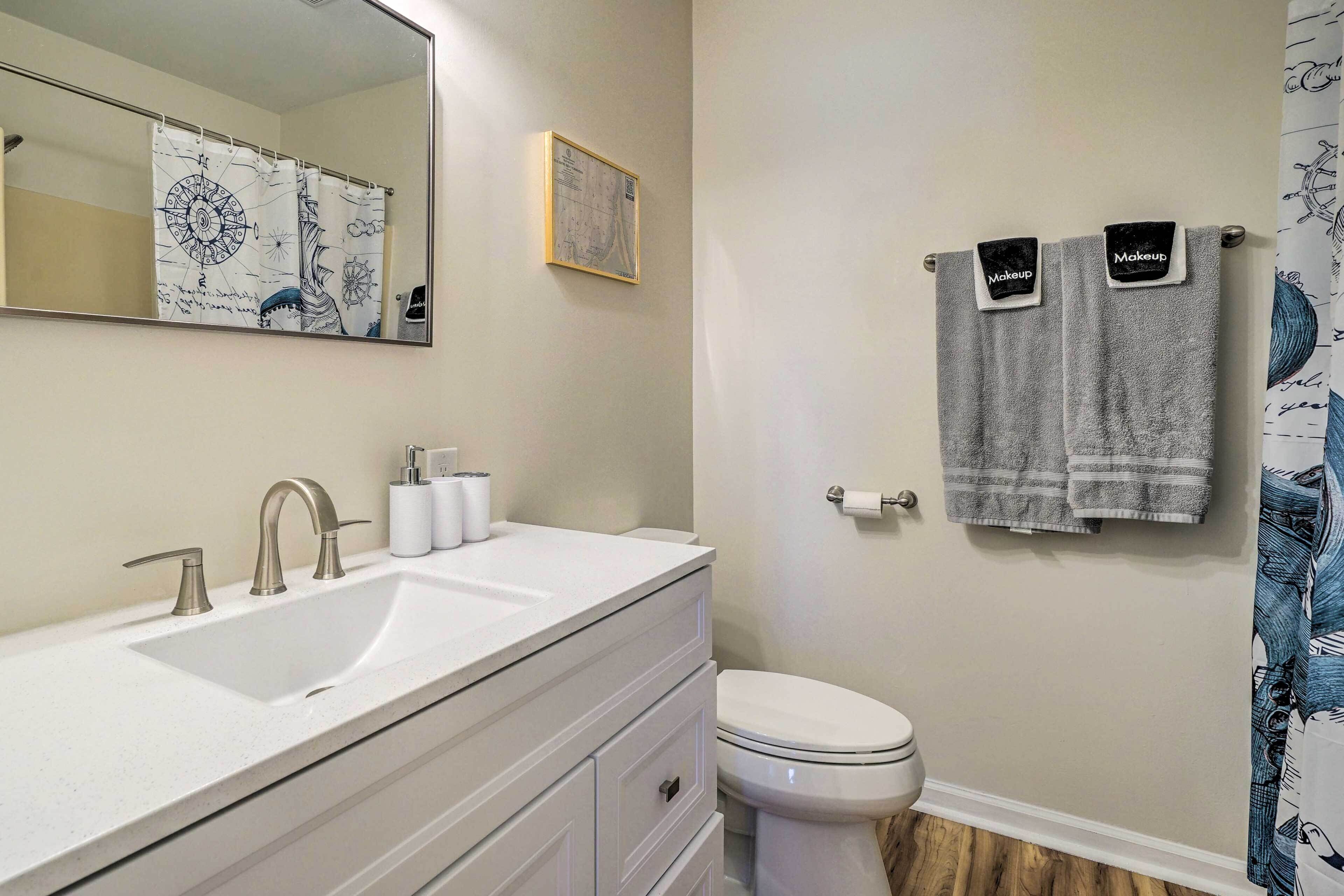Une salle de bain avec un double lavabo, des toilettes et un miroir.