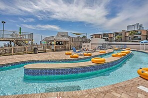 Une piscine avec des marches en gradin et des chaises longues jaunes.