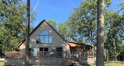 Peaceful Long Lake Cottage w/ Deck, Dock & Kayaks!