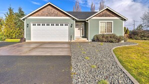 A single-story house with a garage, a front porch, and a gravel driveway. - Hammond Home 2 Blocks to Marina & Columbia River! (Hammond)
