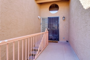 Apartment (2 Bedrooms) | Interior - Pool Access & Mtn Views: Fountain Hills Retreat (Fountain Hills)