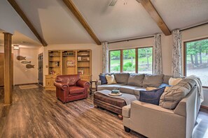 Fernseher, Kamin, Tischtennisplatte