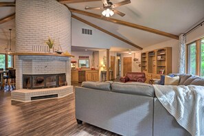 Ferienhaus (4 Bedrooms) | Wohnbereich | Fernseher, Kamin, Tischtennisplatte