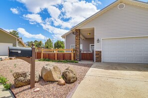 A residential garage with a stone pillar, a mailbox, and a gravel driveway. - Private Patio + Gazebo: Show Low Hideaway! (Show Low)