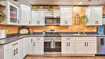 House (5 Bedrooms) | Interior