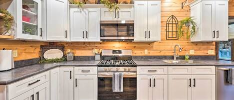 House (5 Bedrooms) | Interior