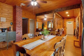 House (5 Bedrooms) | Interior