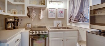 Cozy Mountain Home Cottage: Walk to Marina!