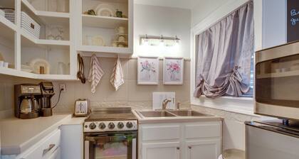 Cozy Mountain Home Cottage: Walk to Marina!