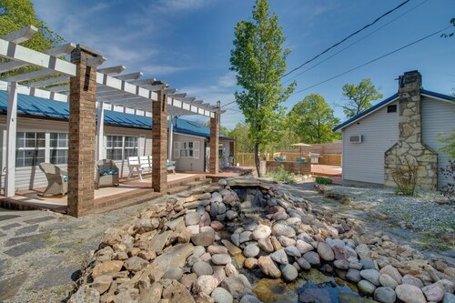 Cozy Mountain Home Cottage: Walk to Marina!