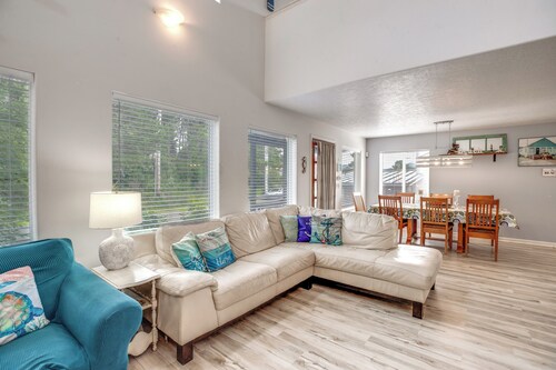 Relaxing Lincoln City Coastal Escape Near Beach!