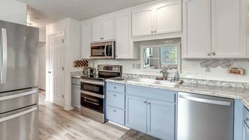 House (5 Bedrooms) | Interior