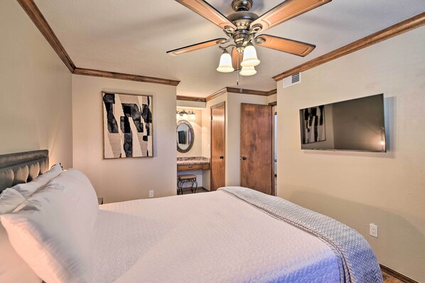 House (3 Bedrooms) | Interior - Del City Home ~ 1 Mi to Tinker Air Force Base (Del City)